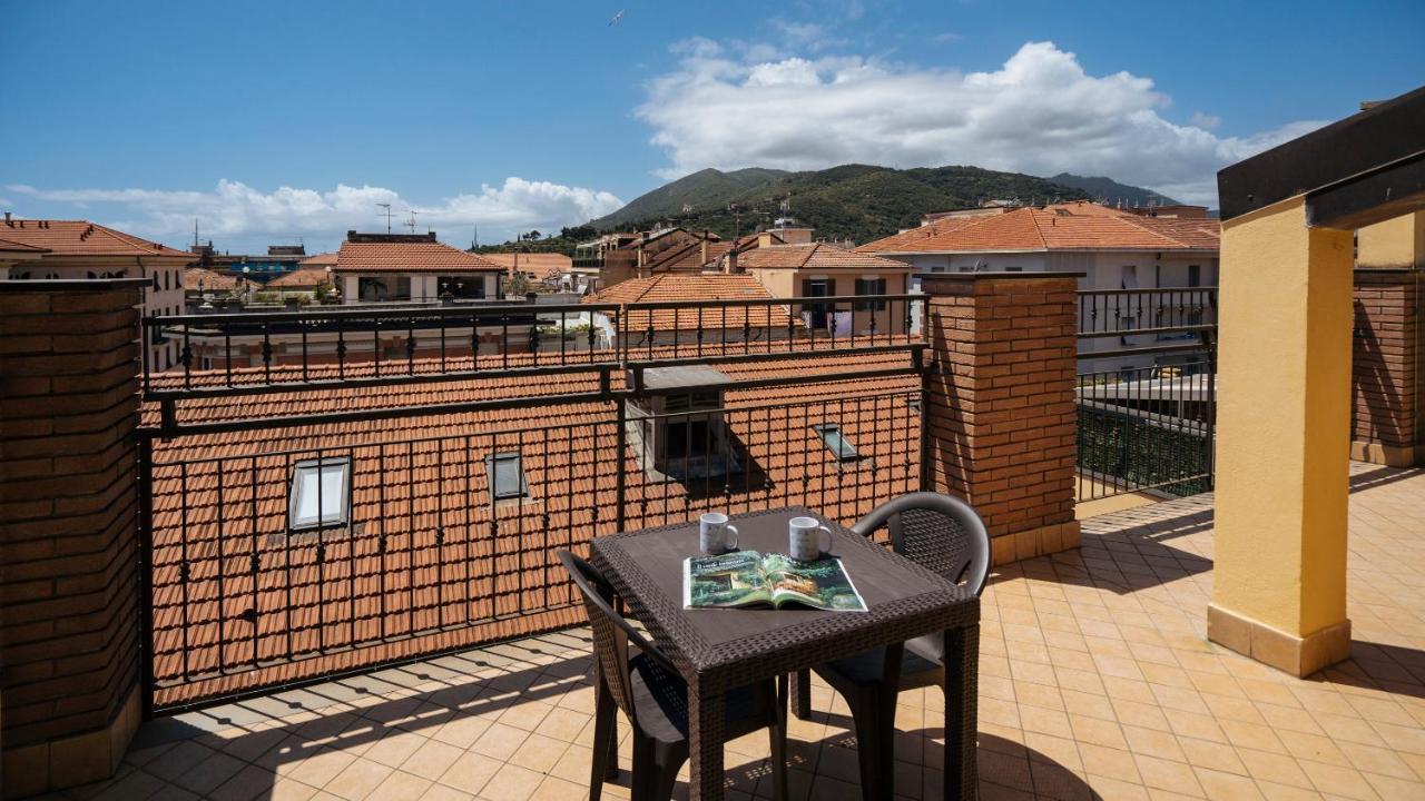 Dei Mille 31 B Apartment Albenga Bagian luar foto
